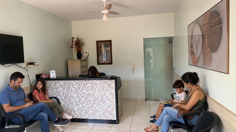 Recepção e sala de espera do consultório Imune Consultórios, com balcão de atendimento, no Setor Morada do Sol, em Rio Verde