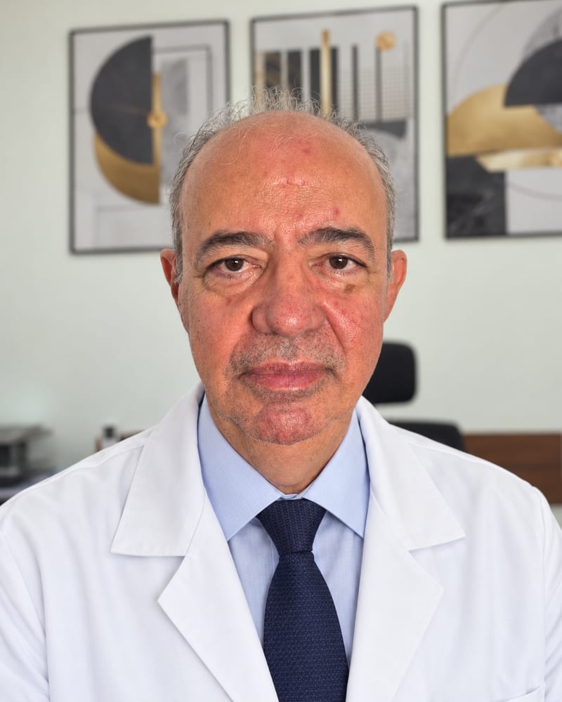 Dr. Paulo Roberto do Prado Barbosa, CRM-GO 4079, de jaleco, no consultório Imune Consultórios, em Rio Verde